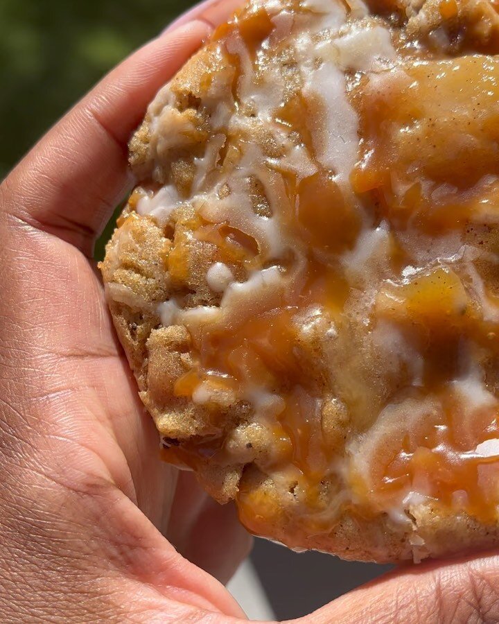 Caramel Apple Cookie🍏
🍁Apple Pie Filing 
🍁Caramel Bits
🍁Caramel and Vanilla Icing Drizzle
🔗www.jackscookiejarco.com
#caramel #caramelapples #apple #applepie #cookies #cookiesofinstagram #lasvegas #lasvegasvendors #lasvegasbakery #lasvegasbaker