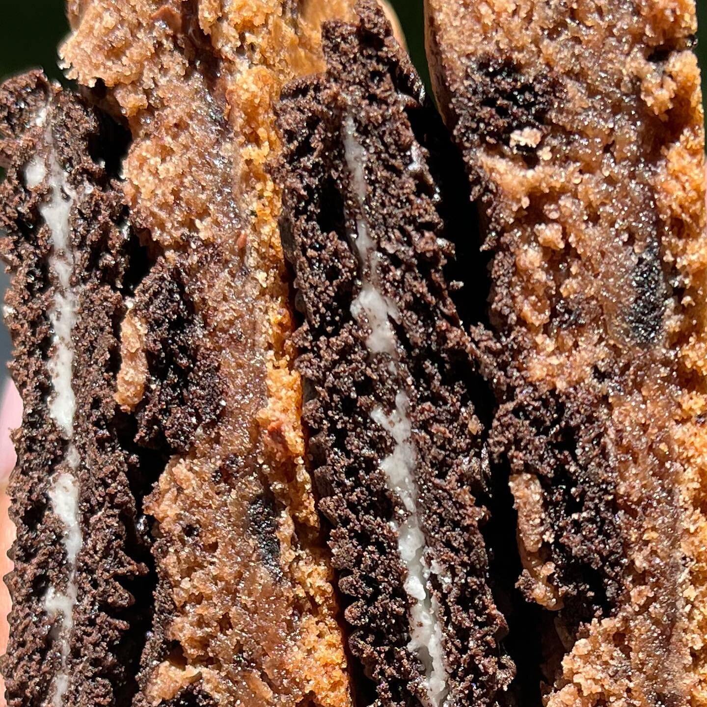 Double Chocolate Cookies N Cream🍫🍪
💙Chocolate Base Dough
💙Chocolate Chips
💙 @oreo cookies
🔗www.jackscookiejarco.com
#cookies #cookiesofinstagram #chocolate #chocolatecookies #blackowned #womanownedbusiness #lasvegas #lasvegasfood #lasvegasco